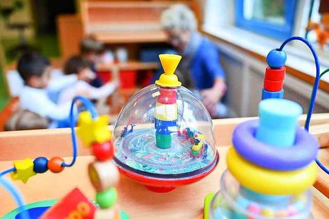 Die Betreuung von Kindern wird teurer fr deren Eltern.  | Foto: Uwe Anspach (dpa)