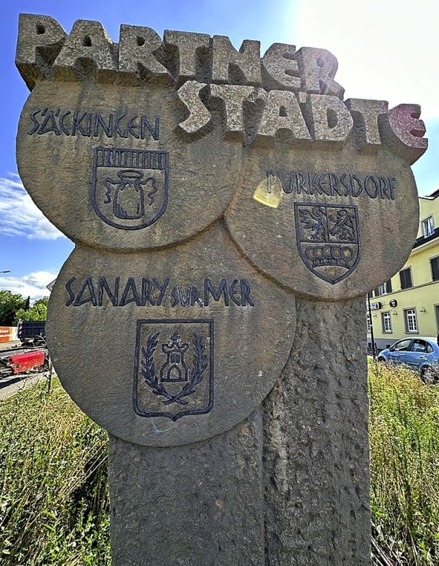 Drei der fnf Bad Sckinger Partnerstdte sind auf der Stele verewigt.  | Foto: Tourismus- und Kulturamt