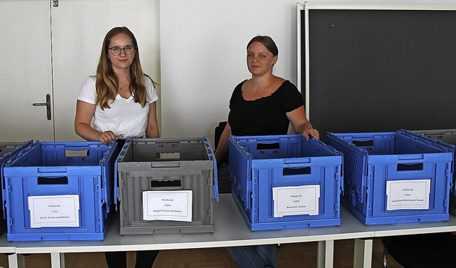 Julia Ritz (links), Leiterin der Gesch...al und Vordrucken fr die Wahllokale.   | Foto:  Cosima Fchsel