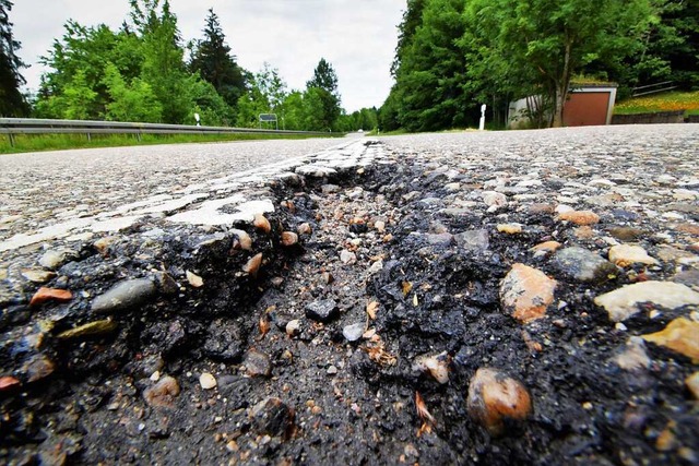 Die B500 ist sanierungsbedrftig, hier ein Schlagloch nahe Hinterzarten.   | Foto: Kathrin Blum