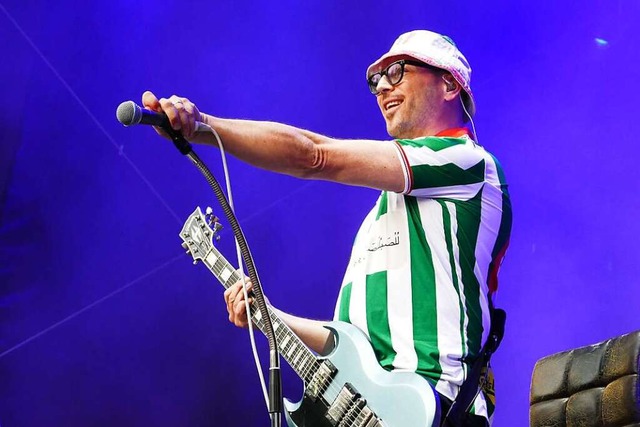 Mit dem Hocker im Rcken: Beatsteaks-Frontman Arnim Teutoburg-Wei  | Foto: David Pister