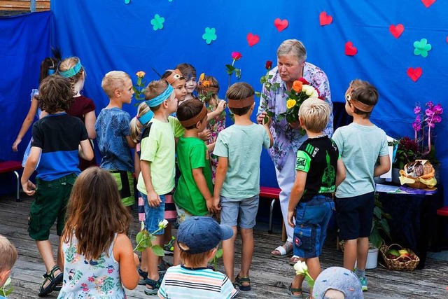 Die Kinder berreichten Elke Wehrle zu ihrem Abschied Rosen.  | Foto: Gabriele Zahn