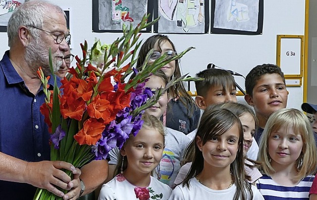 Zum Abschied von Konrektor Ludger Porn...hulchor ein Abschiedslied und Blumen.   | Foto: Sebastian Barthmes