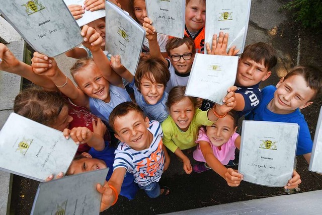 Nicht jedes Kind sieht nach der Zeugnisausgabe so glcklich aus.  | Foto: Felix Kstle