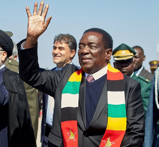 Vor sechs Jahren putschte er sich an die Macht: Emmerson Mnangagwa.  | Foto: JEKESAI NJIKIZANA (AFP)