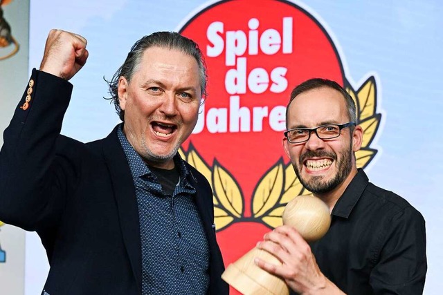 Die Spieleentwickler Michael Palm (l.)...r die Wahl ihres Spiels Dorfromantik:  | Foto: Jens Kalaene (dpa)