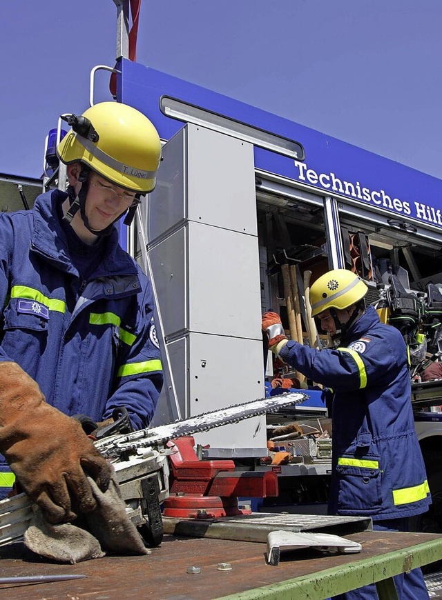 Helfer der Bergungsgruppe des Technischen Hilfswerks bei der Arbeit  | Foto: Oberhaeuser via www.imago-images.de