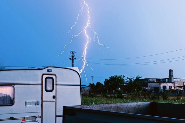 Ein Blitzeinschlag ist im Auto  ungef...nd Caravan steckt die Tcke im Detail.  | Foto: Jeremy (stock.adobe.com)