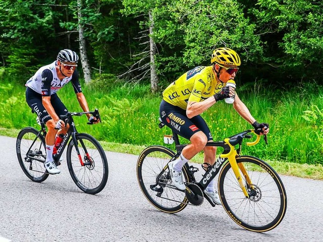 Der Dne Jonas Vingegaard geht im Gelben Trikot in die letzte Etappe der Tour.  | Foto: David Pintens (dpa)