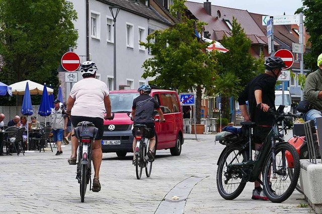 Fahrrad statt Auto: Darum ging es bei ...Radler auf dem Marktplatz in Breisach.  | Foto: Sophia Ungerland