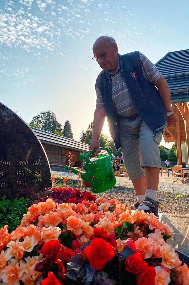 Ottmar Basler giet das Grab seiner Eltern.  | Foto: Tanja Bury