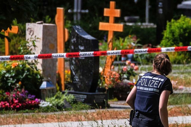 Tatort Friedhof: Ein 23-Jhriger warf ...e Handgranate auf eine Trauergemeinde.  | Foto: Christoph Schmidt (dpa)