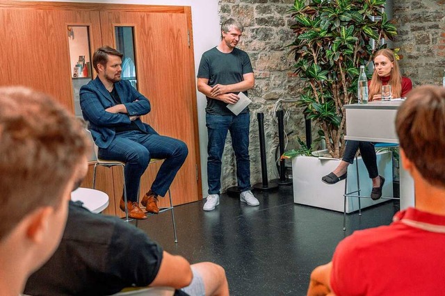 Jonas Hoffmann (Mitte) diskutiert mit ...iana Bieg, Gemeindertin in Rmmingen.  | Foto: Ansgar Taschinski