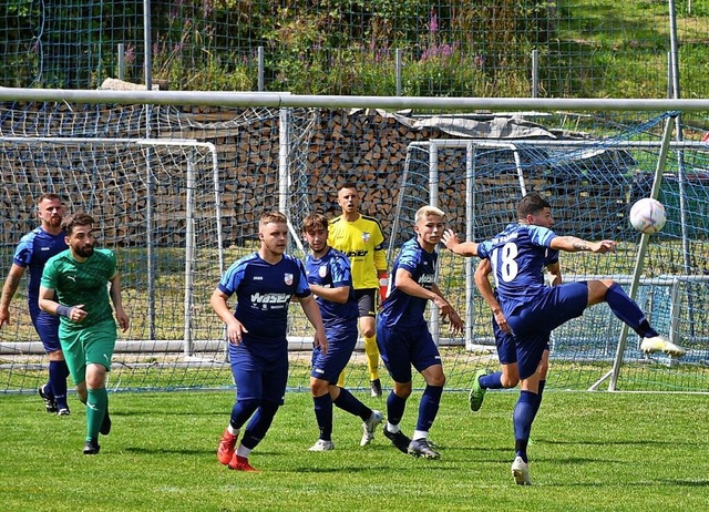 Die Aktiven des VfB Waldshut spielten gegen die  SG Nollingen/Degerfelden  | Foto: Heinz und Monika Vollmar