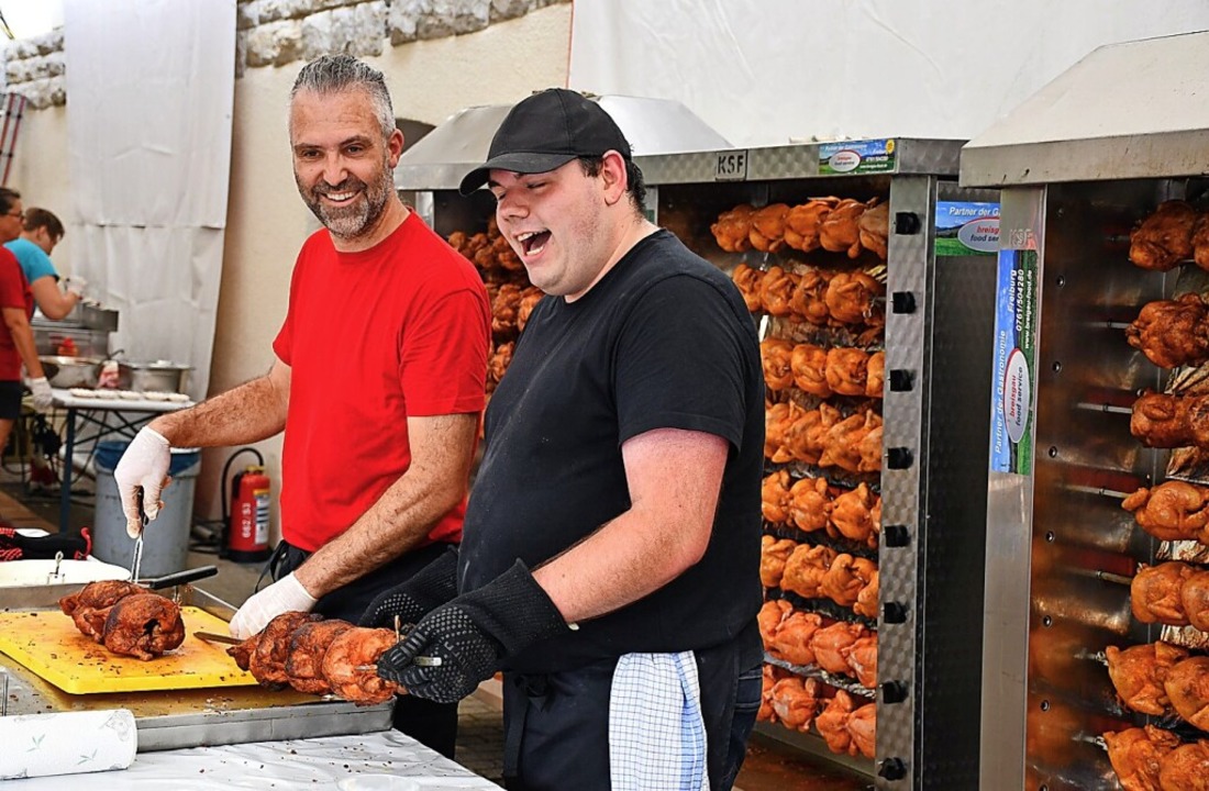 Die Mnner am Gggeli-Grill haben gut  zu tun.   | Foto: Heinz und Monika Vollmar