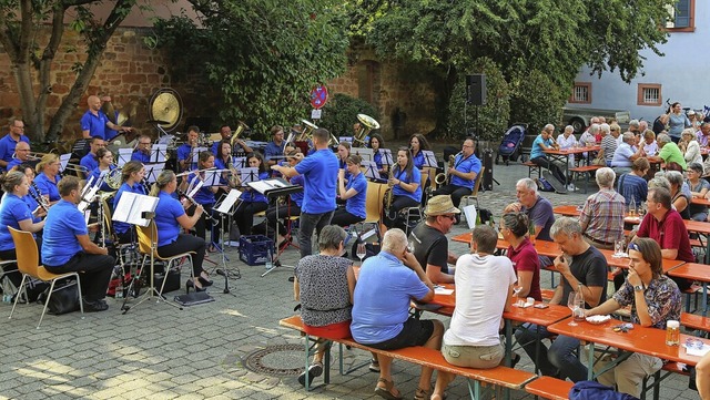 Die Musikkapelle Wallburg war zu Gast im Ettenheimer Rohanhof.   | Foto: Sandra Decoux