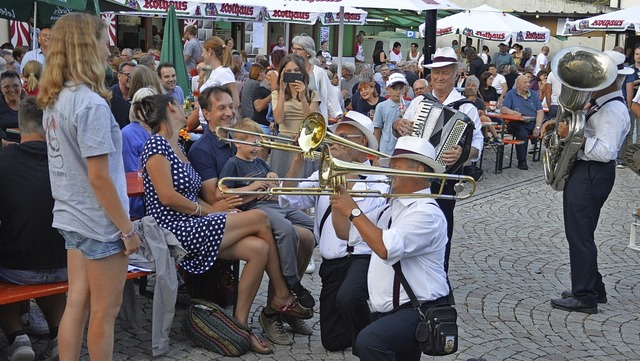 Zum Niederknien: Die Musiker von &#822...r des zweitgigen Zeller Musikfestes.   | Foto: Edgar Steinfelder