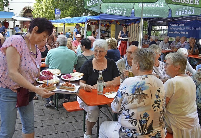 Beim Rettichfest: Viele Gste sind scharf auf die scharfen Wurzeln.  | Foto: Edgar Steinfelder