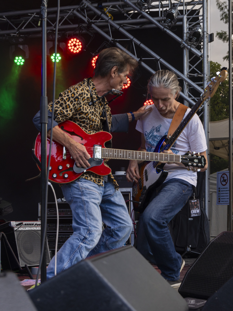 Beim Nazareth-Konzert im Kurpark trat die aus der Region stammende Band Dr. Vielgut auf und heizte mit ihrem Rock’n’ Roll den Zuhrern richtig ein.