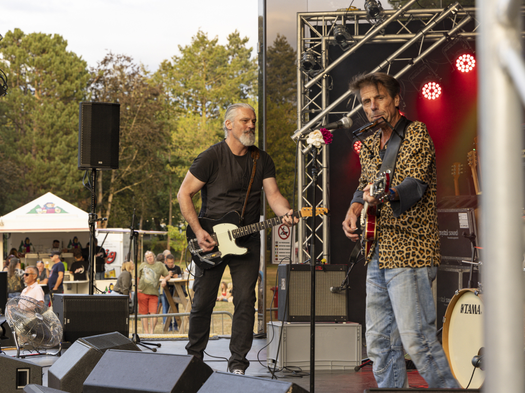 Beim Nazareth-Konzert im Kurpark trat die aus der Region stammende Band Dr. Vielgut auf und heizte mit ihrem Rock’n’ Roll den Zuhrern richtig ein.