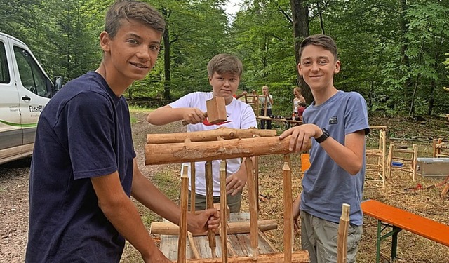 Otis Herdrich, Finn Tegtmeier und Luka...bauen gemeinsam einen Hocker aus Holz.  | Foto: bbur