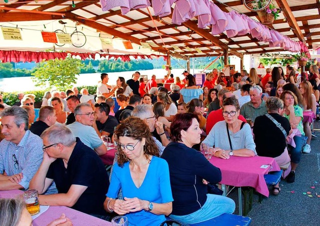 In sommerliche Atmosphre am Rheinufer lie es sich angenehm feiern.  | Foto: Marianne Bader