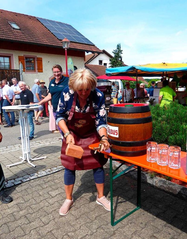 Ortschaftsrätin Heike Bechler beim Fassanstich  | Foto: Marianne Bader