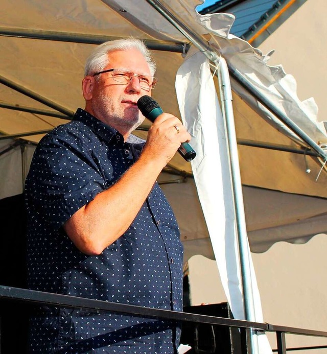 Ortsvorsteher Fred Thelen begrüßte zum Dorffest und Naturparkmarkt.  | Foto: Marianne Bader