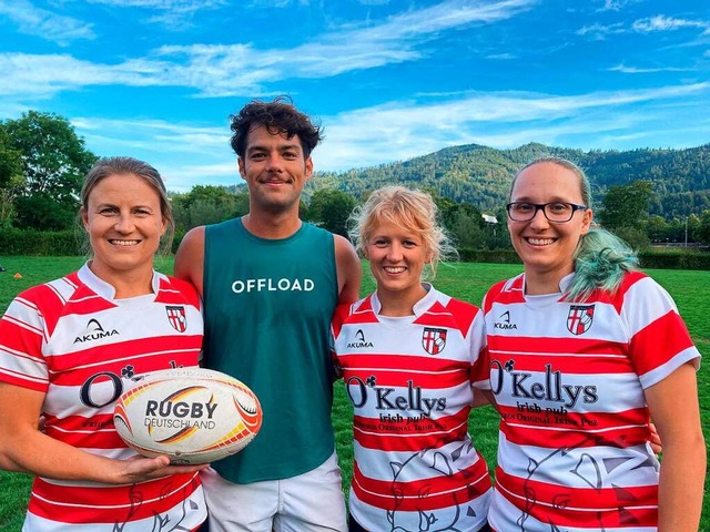 Mirka Honkanen (von links), Trainer R...Rugby-Meisterschaft  qualifiziert hat.  | Foto: Matthias Kaufhold