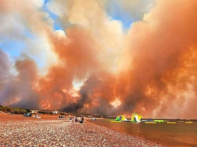 Dichte Rauchwolken eines Waldbrandes s...iechischen Insel Rhodos in den Himmel.  | Foto: uncredited (dpa)