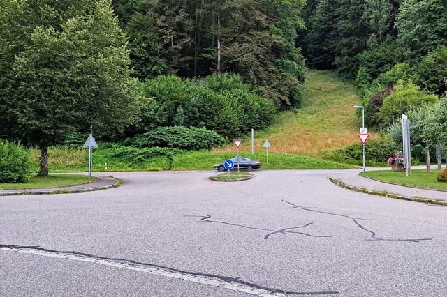 Der Blick von der Bahnhofsstrae auf d...tz fr einen dreiarmigen Kreisverkehr.  | Foto: Yvonne Rnzi