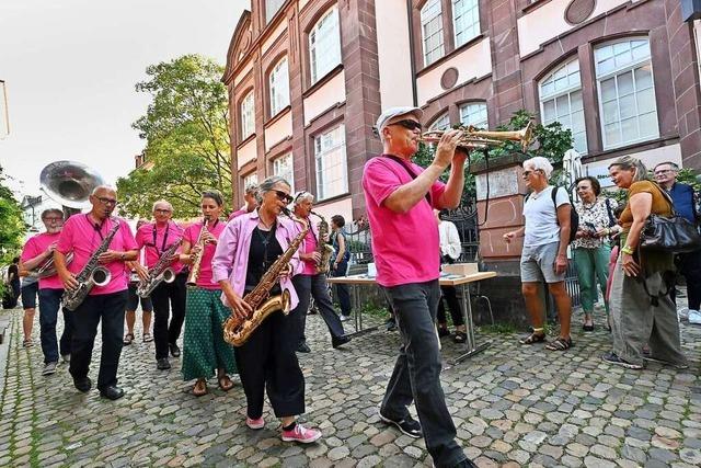 Bei der Freiburger Museumsnacht weist eine Marching Band den Weg zwischen den Locations