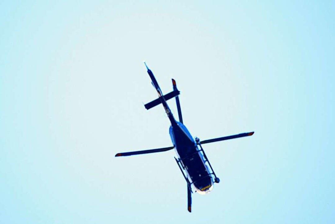 Mit Helikoptern werden im Kanton Aargau Baumäste eingesammelt (Symbolfoto)  | Foto: Peter Byrne (dpa)