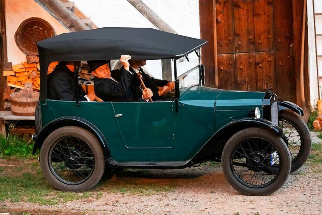Der Dixi-Oldtimer ist der heimliche Star des Abends.  | Foto: Wolfgang Scheu