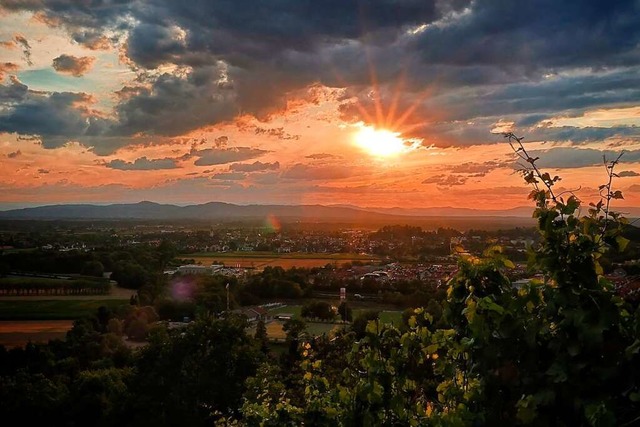 Sonnenuntergang ber dem Kaiserstuhl.  | Foto: David Hanselmann