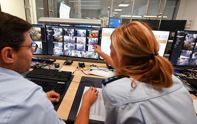 Die berwachung der Monitore in der Schaltzentrale der Polizei.  | Foto: Rita Eggstein