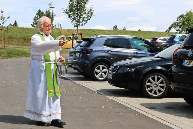 Pfarrer Horst Herz segnet nach der Messe  Fahrzeuge.  | Foto: Martha Weishaar