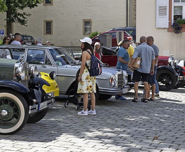 Mit zahlreichen Oldtimern konnten die Gste gegen eine Spende  ausfahren.  | Foto: Volker Mnch