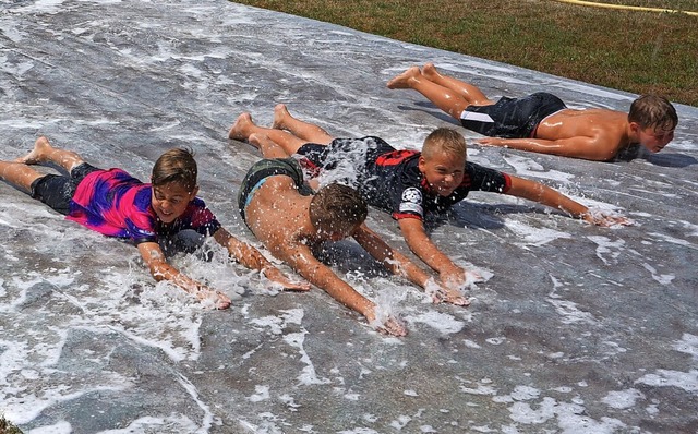 Die Wasserrutsche war beim Tag der Jugend des SV Niederhof sehr beliebt.  | Foto: Reinhard Herbrig