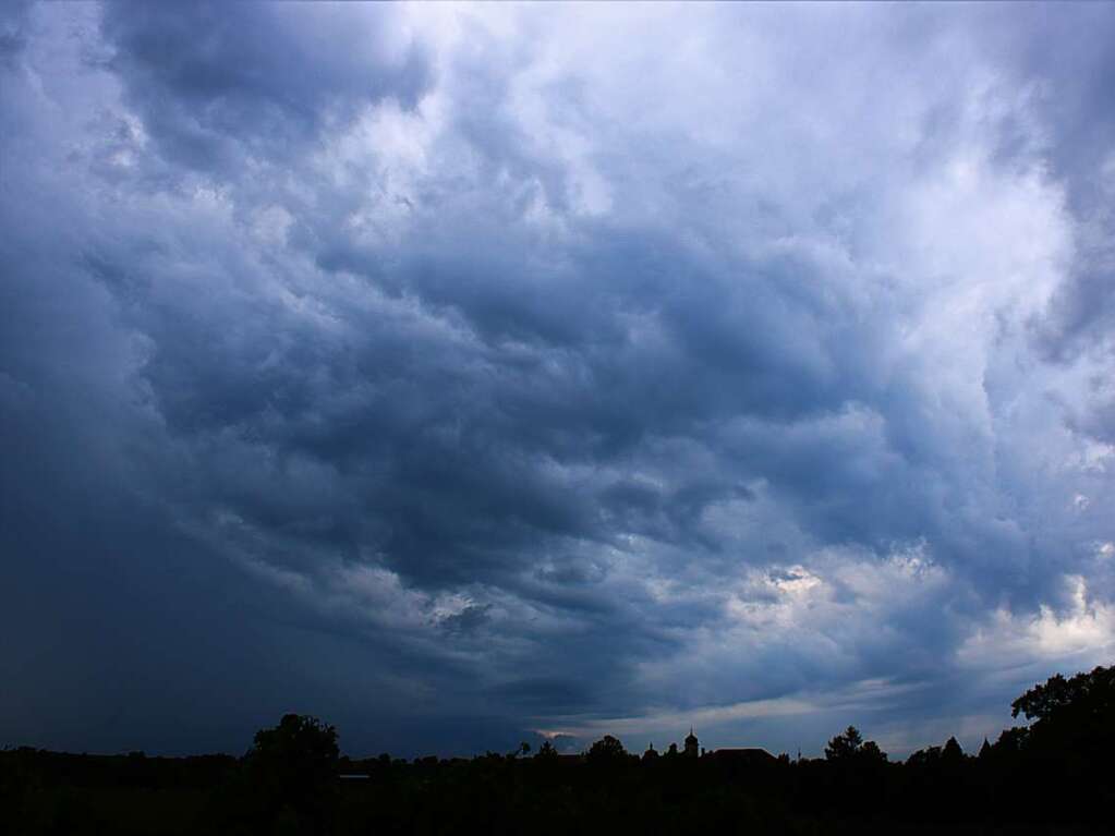 Da kommt noch mal was: Nach dem ersten Gewitter trmten sich neue Wolken auf, wie der Blick ber das Malteserschloss in Heitersheim zeigt