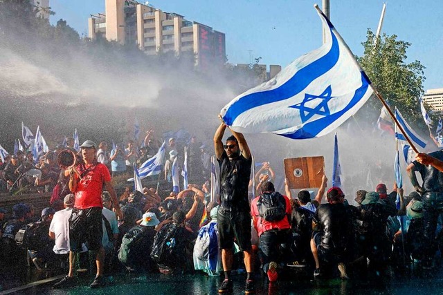 Gegner warnen: Der Kampf hat erst begonnen.  | Foto: RONALDO SCHEMIDT (AFP)