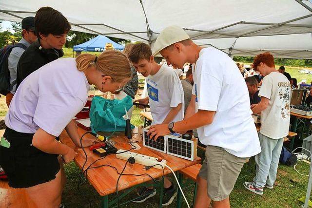 Ein Team fhrt letzte Verbesserungen an ihrem Solarauto aus.  | Foto: Sandra Decoux