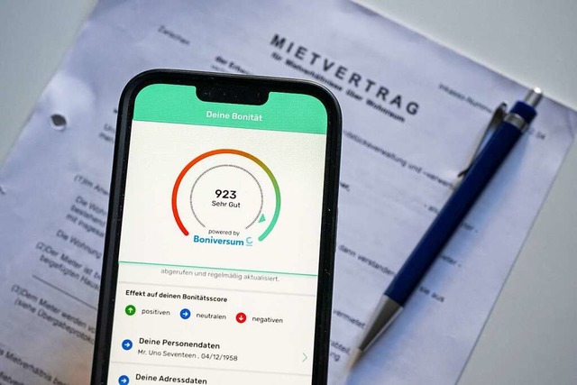 Die App zeigt die Bonitt von Mieterinnen und Mietern an.  | Foto: Peter Kneffel (dpa)