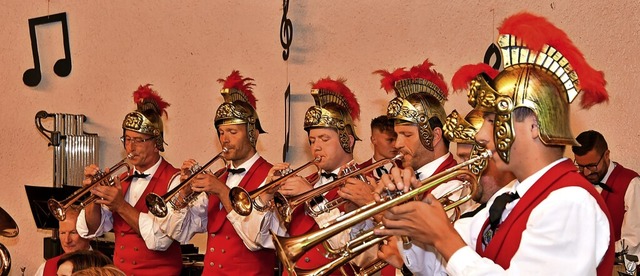 Die normale Orchesterkleidung wurde be...ien, wie hier den Helmen, modifiziert.  | Foto: Horst Dauenhauer