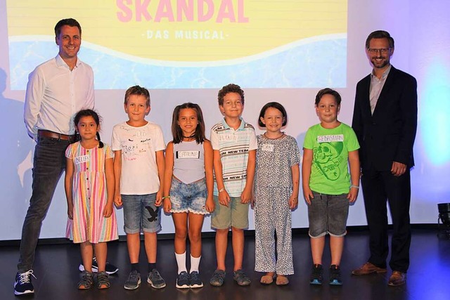 Intendant Jochen Frank Schmidt (links)... mit den Gewinnern des Kindercastings.  | Foto: Susanne Pfunder