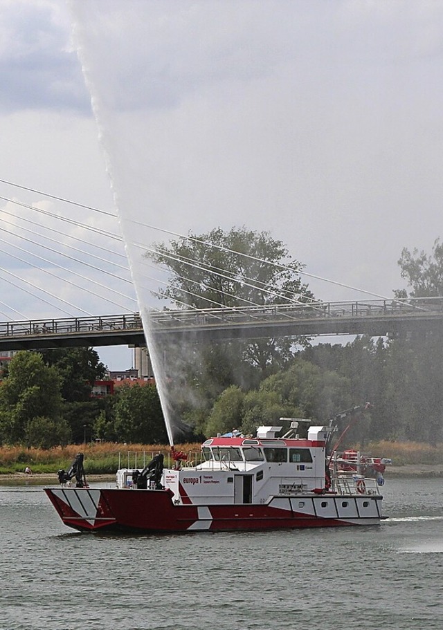 Groe Attraktion: das Feuerlschboot Europa 1  | Foto: Michael Saurer