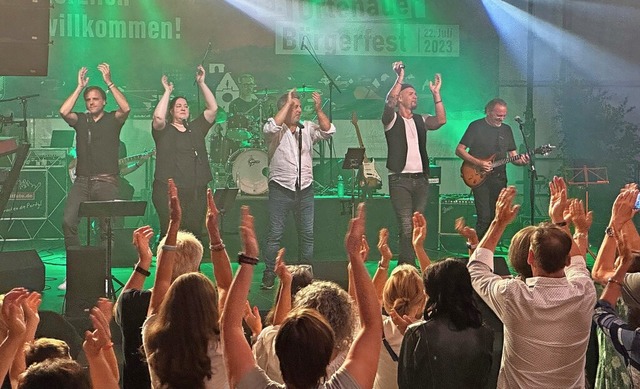 Peter Oehler (r.) und Band bringen  da...rach mit Rock-Klassikern  zum Brodeln.  | Foto: Helmut Seller