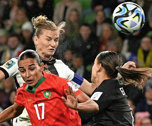 Alexandra Popp (weies Trikot) kpft d...gstreffer des deutschen Teams ins Tor.  | Foto: WILLIAM WEST (AFP)