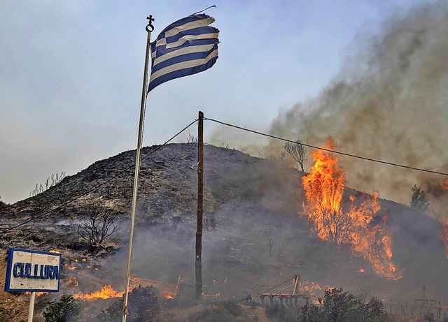 Starke Winde fachen die Feuer auf der Insel Rhodos immer wieder neu an.  | Foto: Petros Giannakouris (dpa)