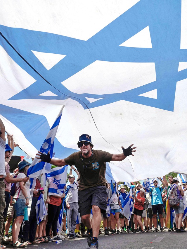 Gegner der Justizreform protestierten am Montag nahe der Knesset.  | Foto: MENAHEM KAHANA (AFP)